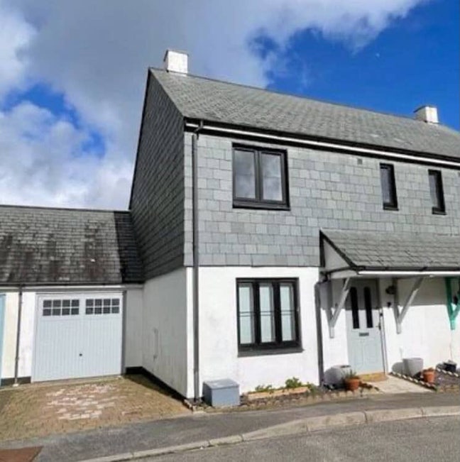 Spare Double Bedroom in 4 Bed Penryn House Main Photo