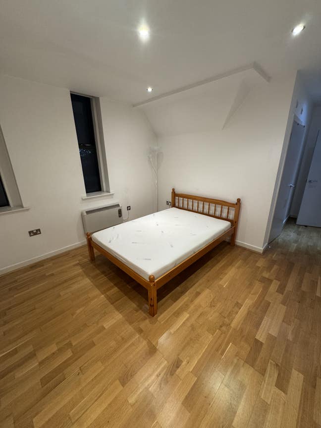 En-suite room for rent in Aldgate East Main Photo
