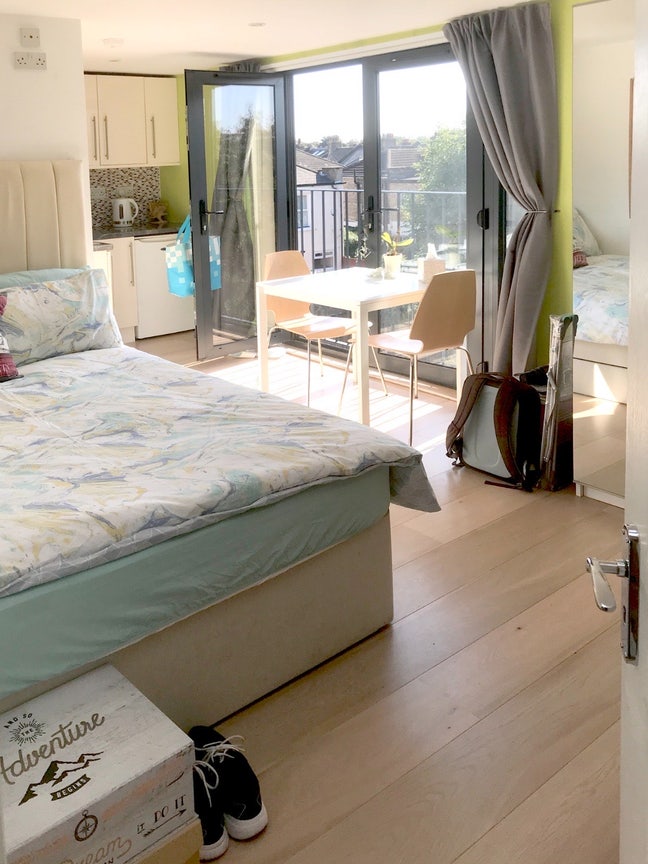 Two room suite on top floor of terraced house Main Photo