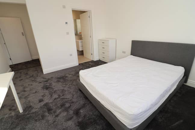 6 Min from Bush Hill Park Station-Ensuite+Room Main Photo