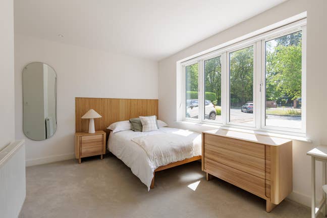 Modern Double Bedroom with Ensuite in Guildford Main Photo