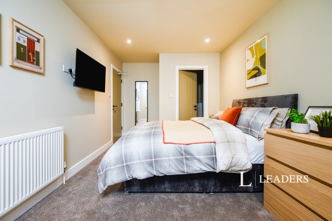 Spacious Double En-Suite Room | Bills Included Main Photo