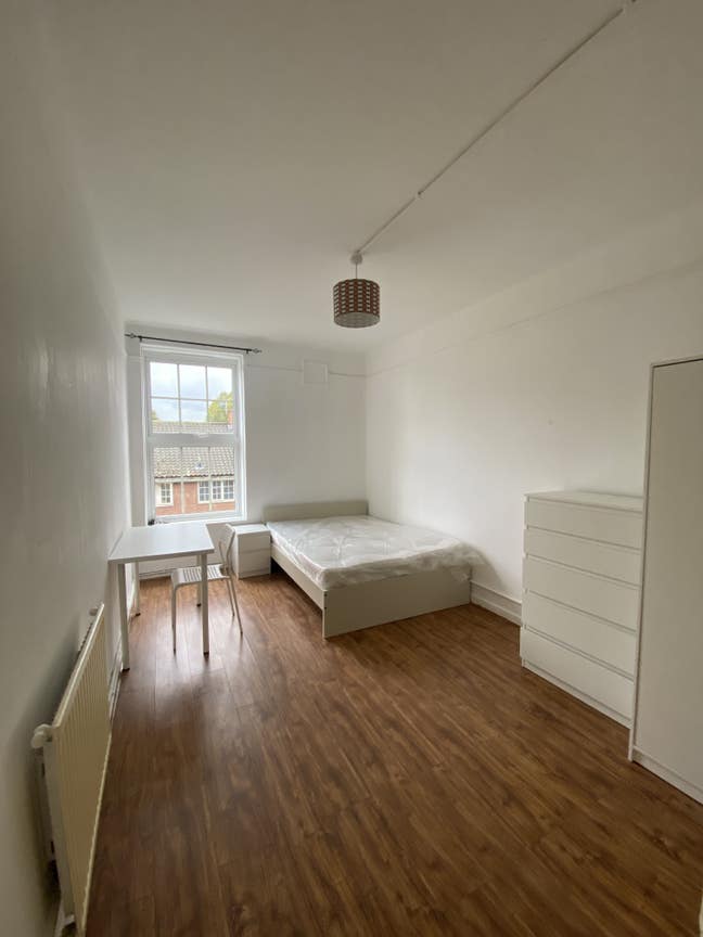 Large DBL RM+Inc Bills@ Whitechaple Ready to Move Main Photo