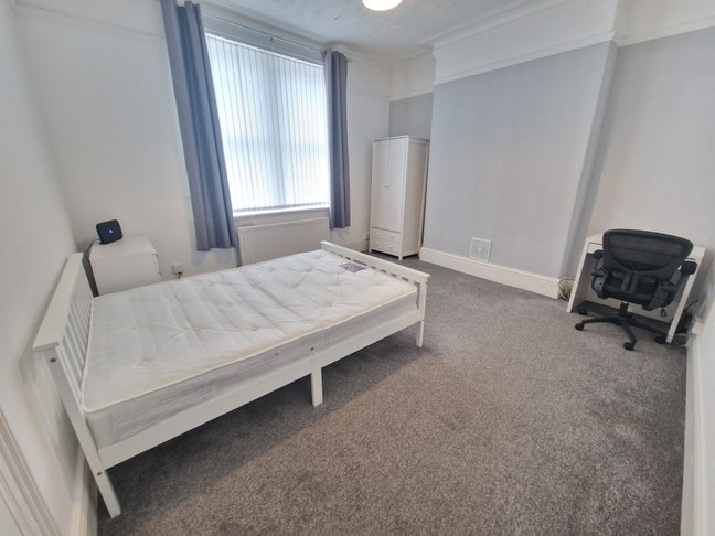 Large Double Room - South Gosforth - Metro Main Photo