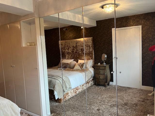 Large Ensuite Room – Calm Professional Home. Main Photo