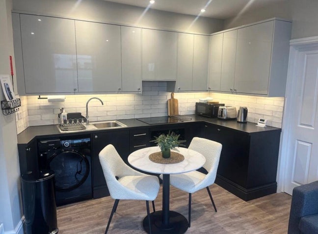 Morden Furnished 1 Bed Apartment with Parking  Main Photo