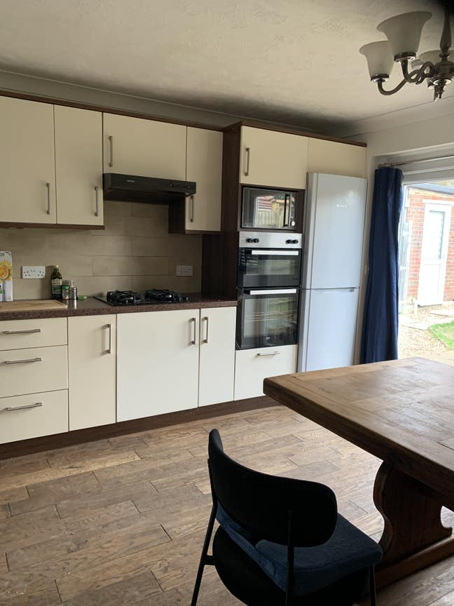 Room to rent in spacious bungalow Main Photo