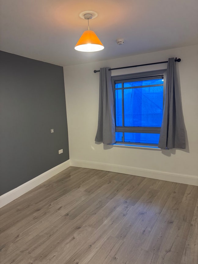 Great room newly decorated central location  Main Photo