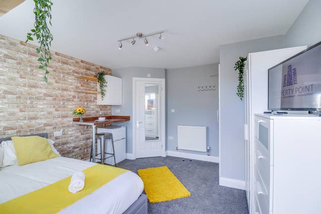Large En-Suite Room -Walking Distance to Hospital  Main Photo