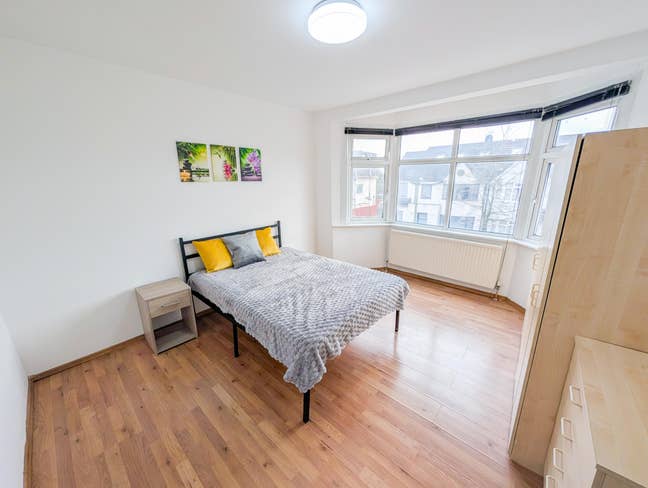 Spacious Double Close to Middlesex! Main Photo