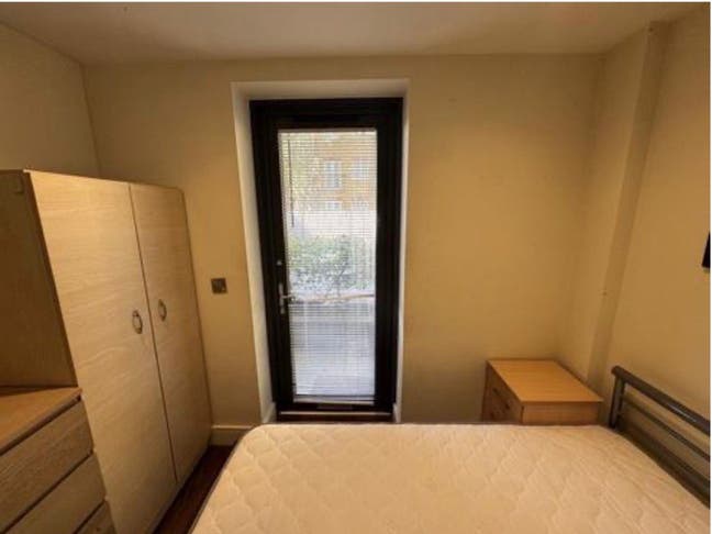 Bright double room | Zone 2 | Professionals | E16 Main Photo