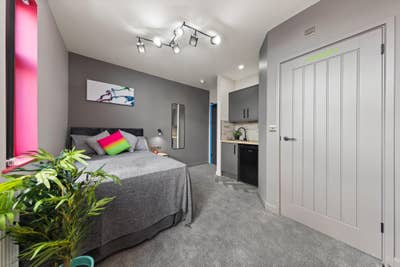 ** New Modern En Suites - No Bills to Pay! Main Photo