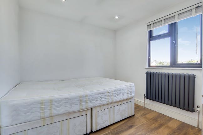 Spacious 4-Bedroom Conversion Apartment on Eastern Main Photo