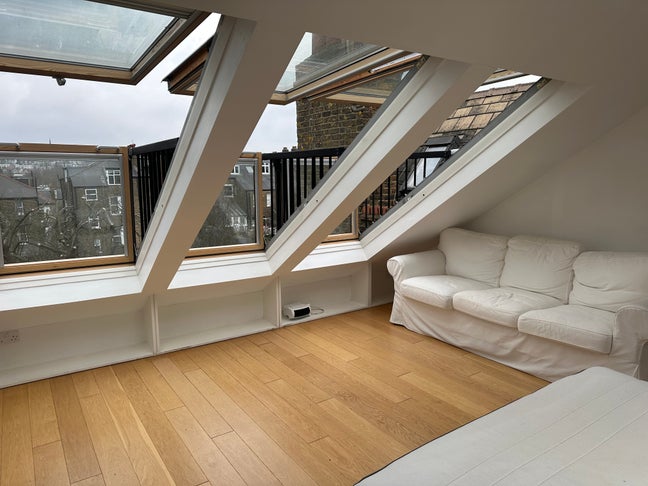 Spectacular en-suite loft. Available immediately Main Photo