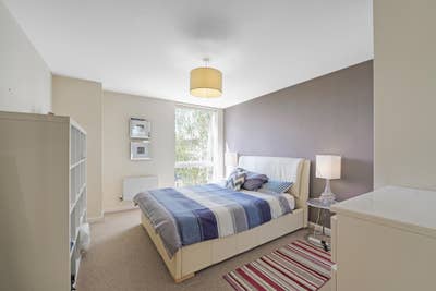 Large Double Room in Luxury Apartment (TW8) Main Photo