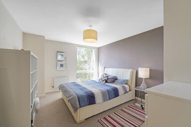 Large Double Room in Luxury New Build Development  Main Photo