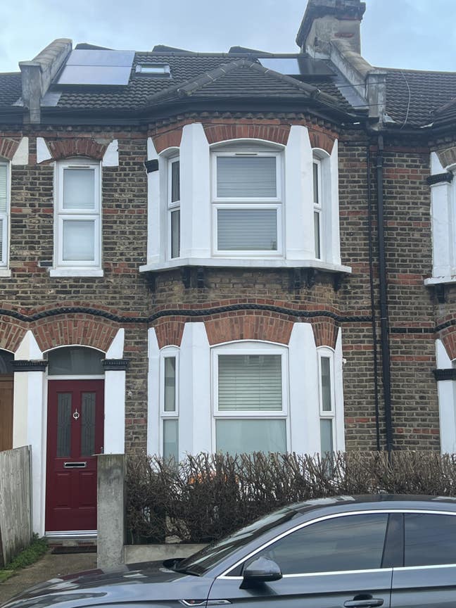 Bright & Quiet Room for Single Professional Female Main Photo