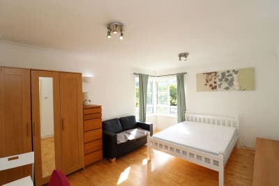 Bright & Modern Rooms with Balcony Access in CW Main Photo