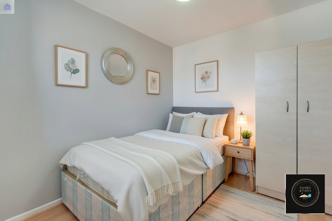 Large Bright Furnished Room – Zone 1,Shoreditch Main Photo