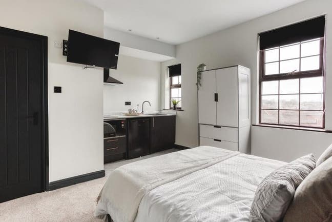 Luxury Studio Style EnSuite Room with Kitchenette Main Photo