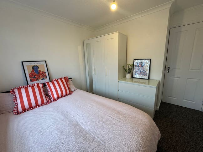 🏡Newly Refurbed Room Ready for YOU! Main Photo