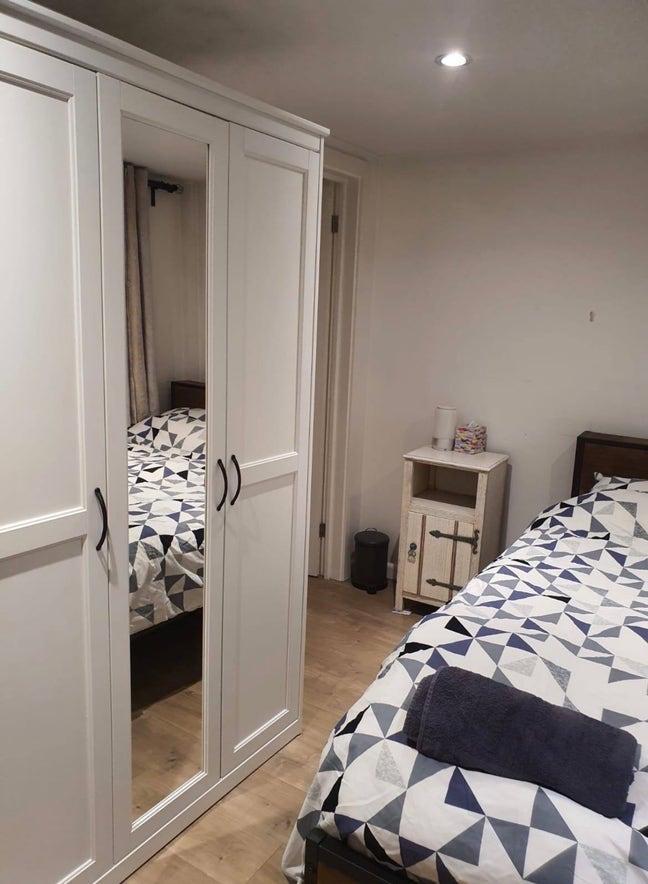 Furnished ensuite bathroom w/private living space  Main Photo