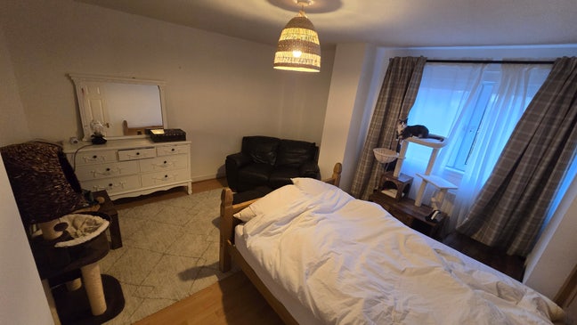 Large Double room 2 min walk from Rutherglen main  Main Photo