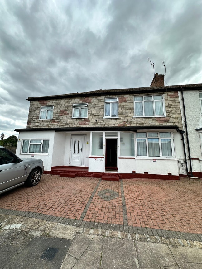 Single Room Available  - All Bills Included  Main Photo