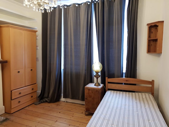 Beautiful, spacious room in Central quiet area  Main Photo