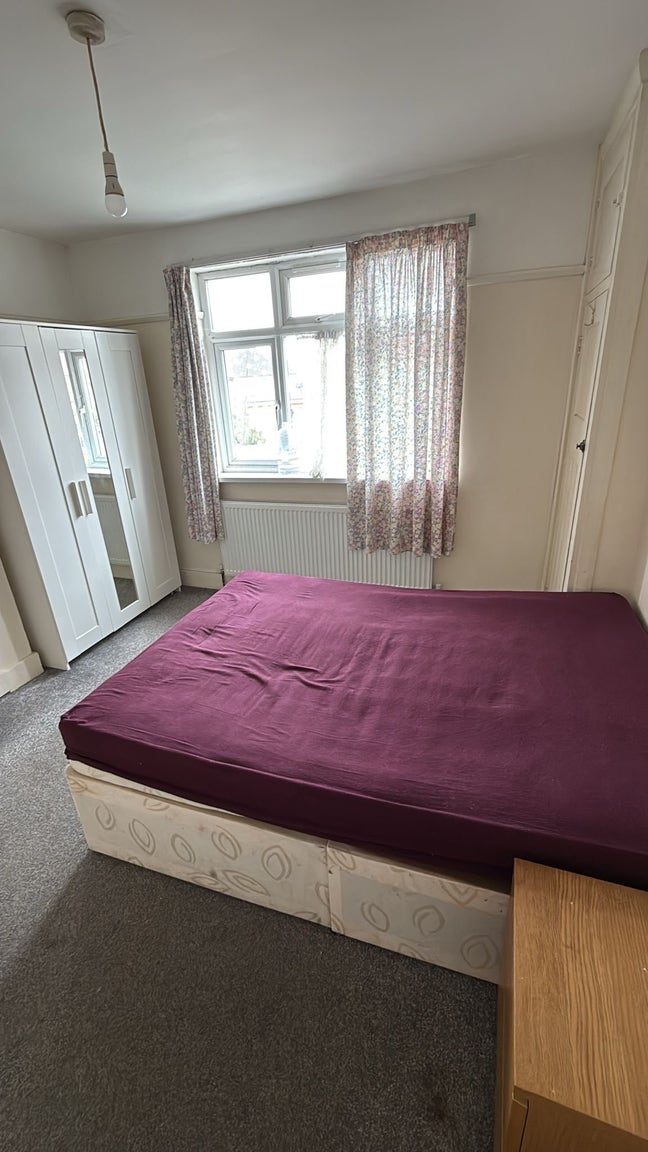 Spacious Double Room Available for Rent – Clean &  Main Photo