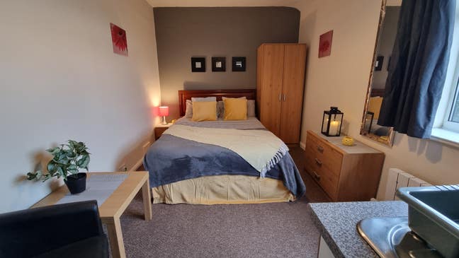 Gorgeous ensuite studio double room in Kearsley  Main Photo