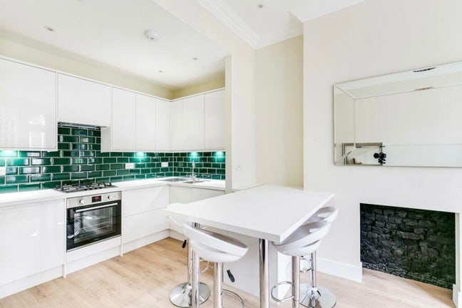 Lovely room available in Clapham Main Photo