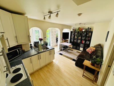 Cosy Double Bedrooms in Friendly Household Main Photo