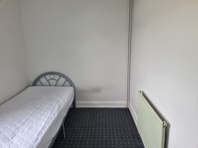 Standard Clean Room | Huddersfield Town Centre Main Photo