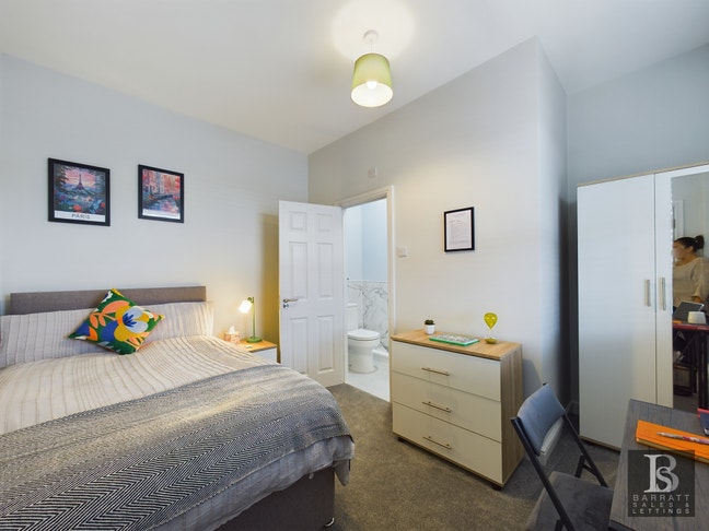 Stunning & spacious double room near Station 🚂 Main Photo