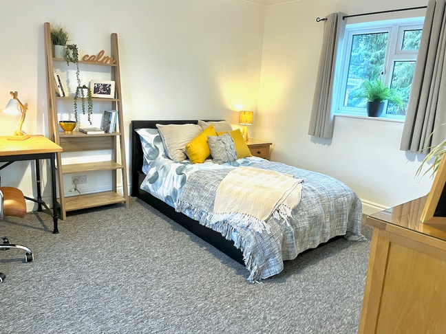 En Suite Available Now 😊 Houseshare w.Parking 🌿 Main Photo