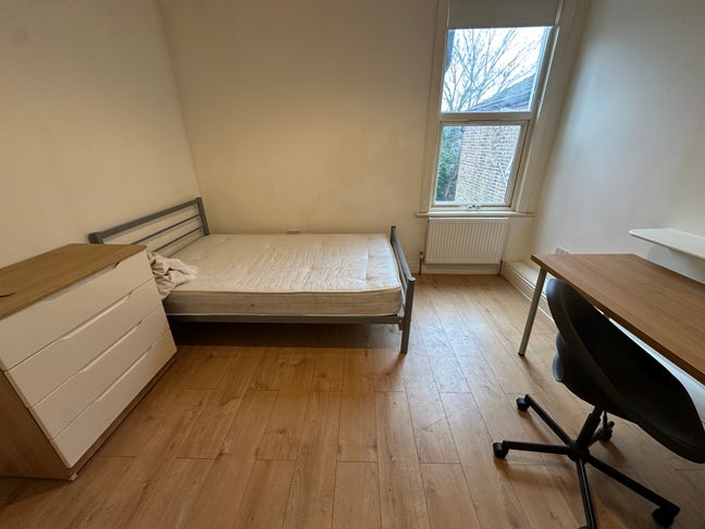 2 Stunning Large Ensuite Rooms in Prime Gants Hill Main Photo