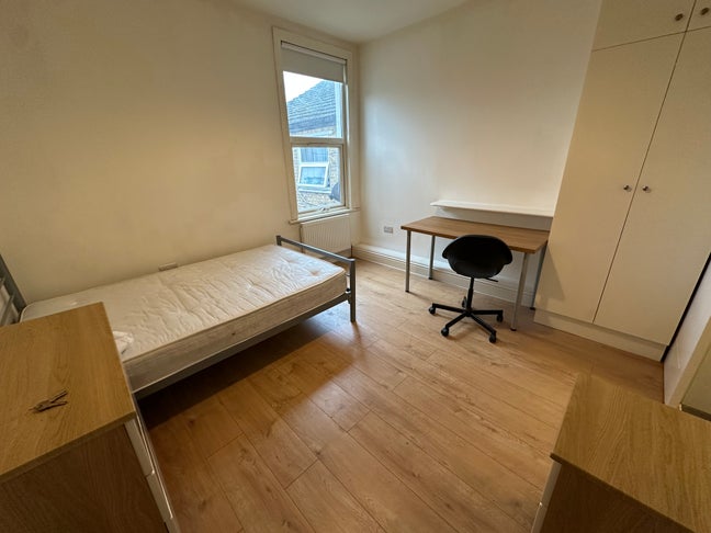 Stunning Large Ensuite Room in Prime Gants Hill Main Photo