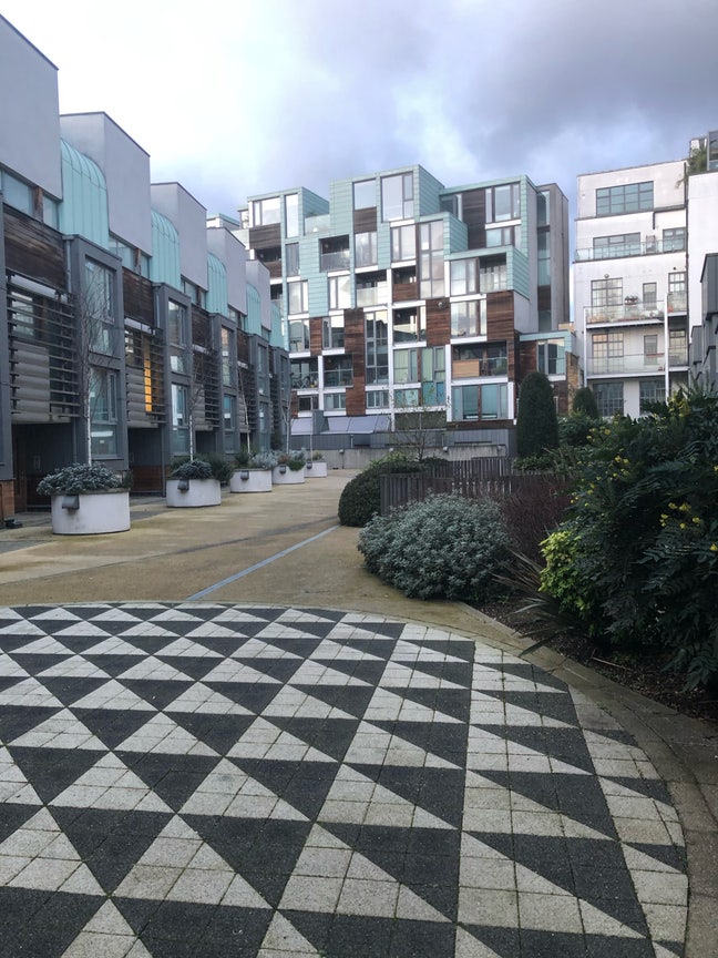 Spacious bedroom in 2 bed flat  Main Photo