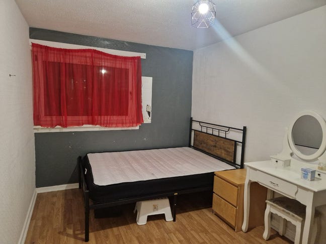 Spacious Double Room Available In 2 Bed flat  Main Photo