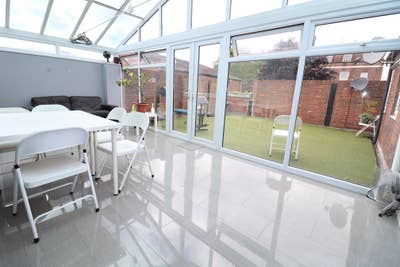 3 Amazing Rooms in Aldgate! Garden & Living Room Main Photo