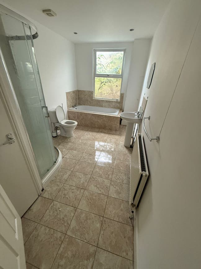 Temporary spacious room available  Main Photo