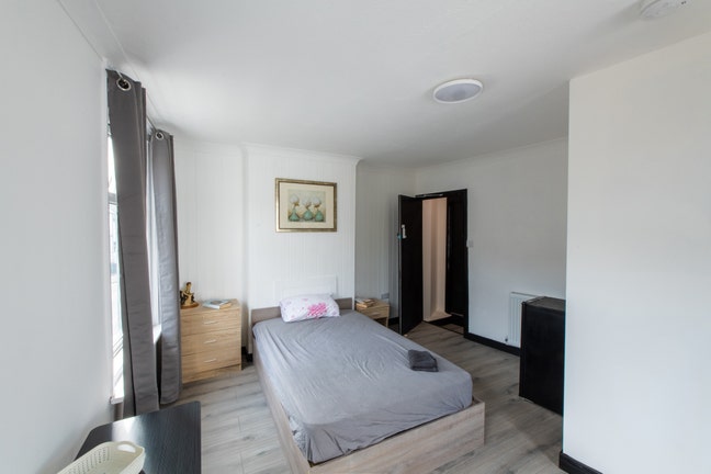 Newly Refurbished Spacious Double Bedroom Main Photo