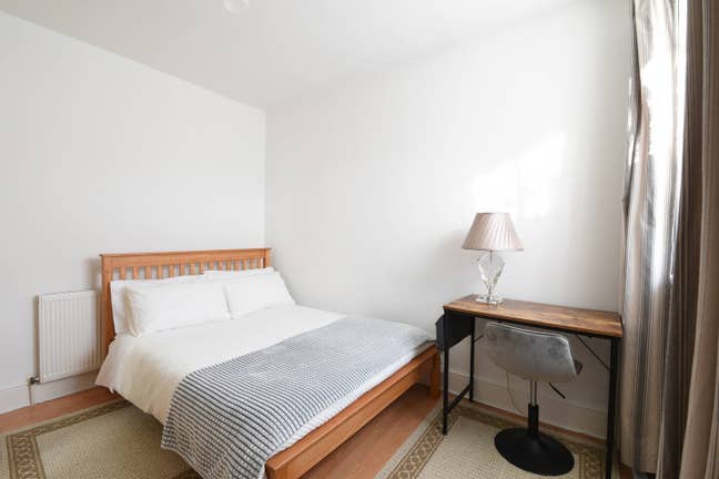 Large Double Bed in Quiet Stratford Neighbourhood Main Photo