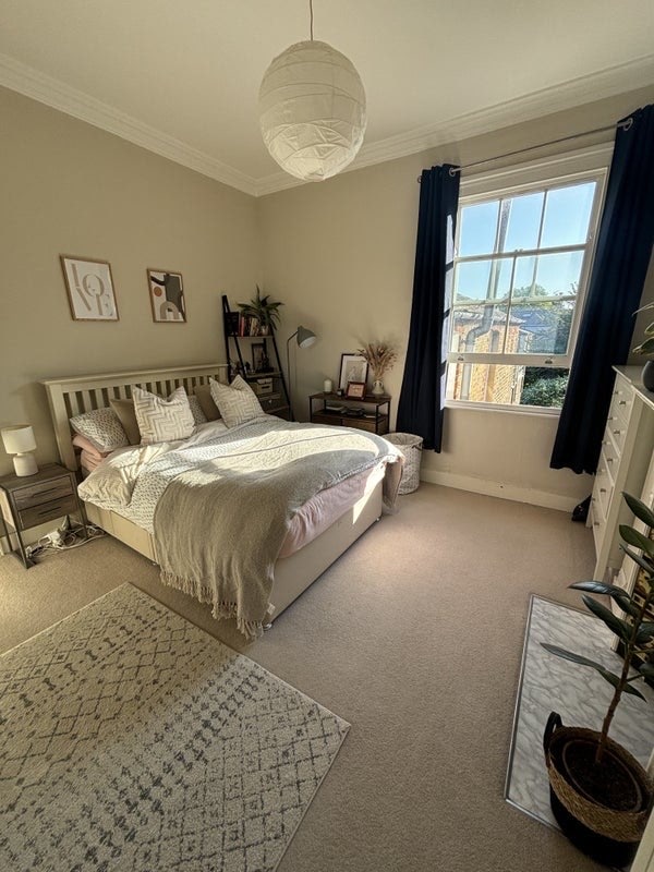 Gorgeous double room in a two bed flat Main Photo