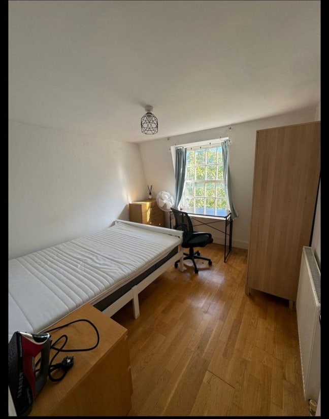 Cozy Double Bed In Bayswater  Main Photo