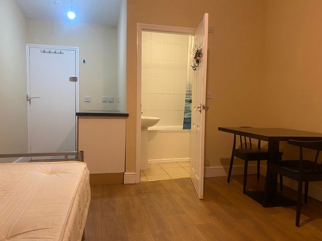 En suite room Furnished &pound;1000 pm 3 min walk to bus Main Photo