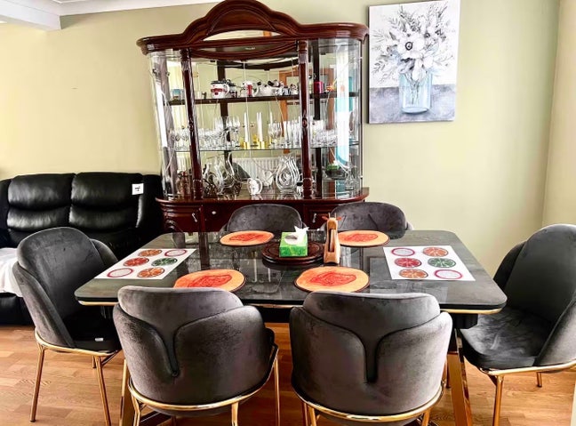 Beautiful Semi detached house  bill Included  Main Photo