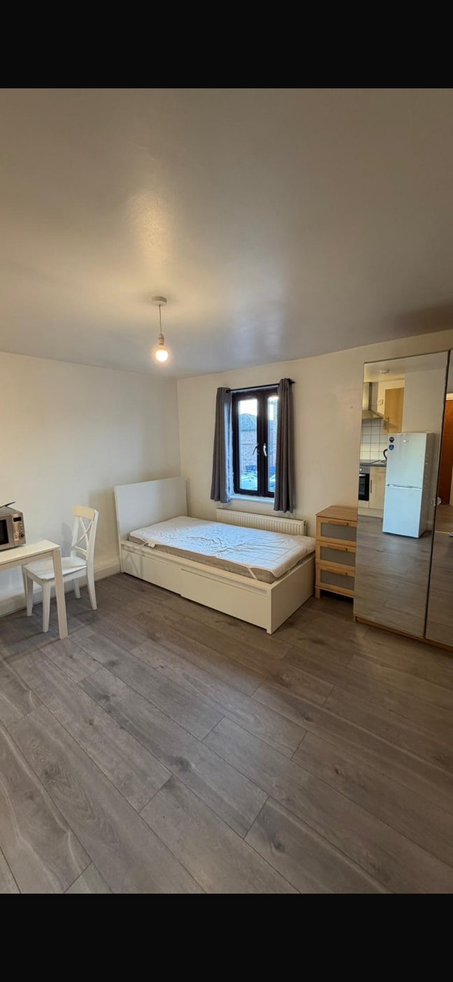 Studio flat to let  Main Photo