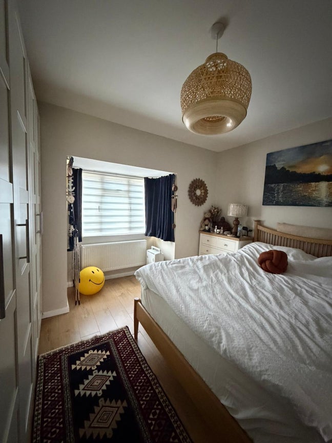 Large newly decorated room to let Main Photo